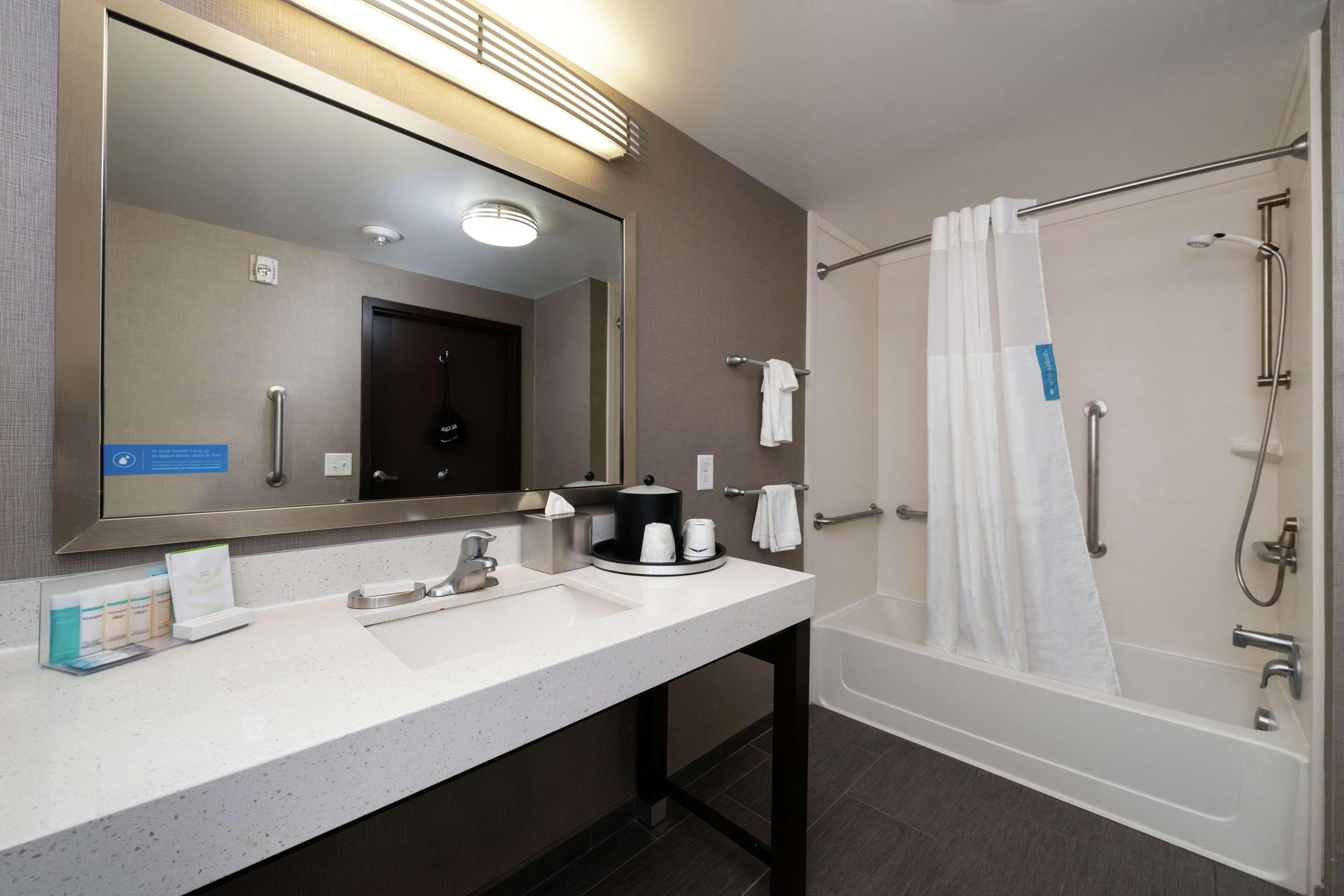 Hampton Inn & Suites Greensboro/Coliseum Area Exterior foto