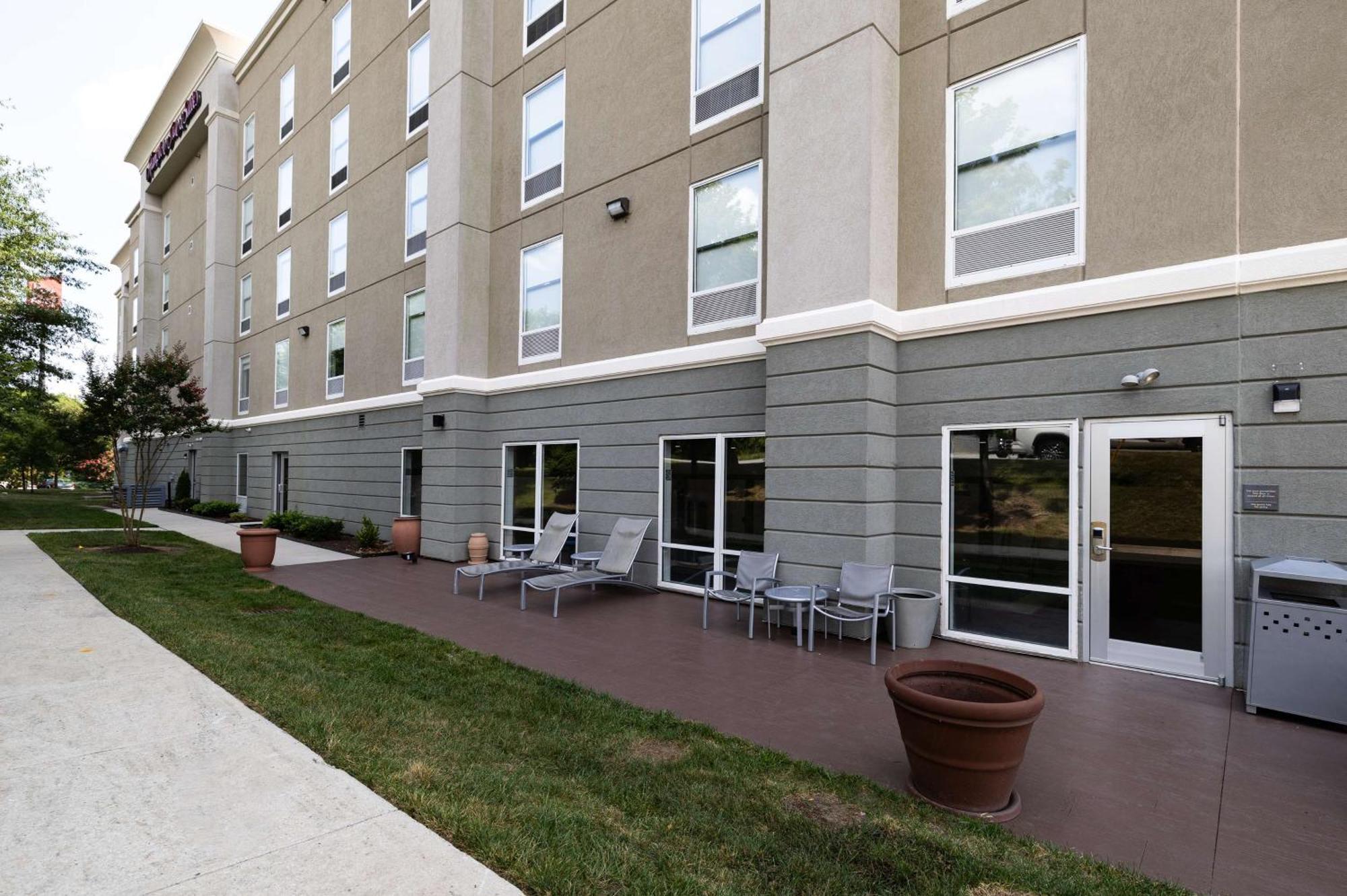 Hampton Inn & Suites Greensboro/Coliseum Area Exterior foto